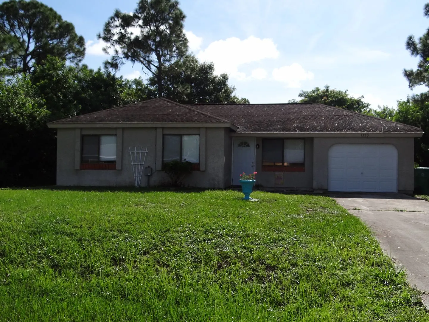 Super Clean Annual 2 bed 1 bath 1 garage home in Kingsway Elementary District — Photo 1