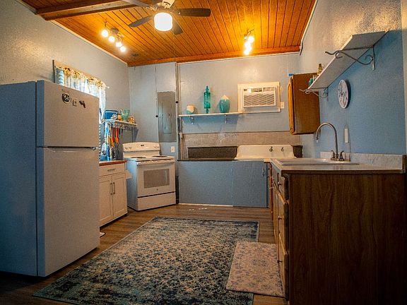 5th image of 16842 Spring St