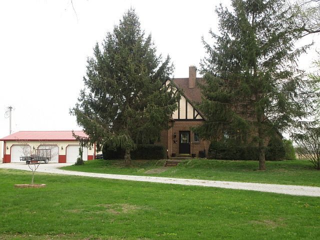1st image of 609 W Clover St