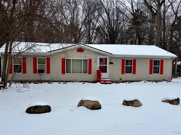 9320 Finch Dr, Linden, MI 48451