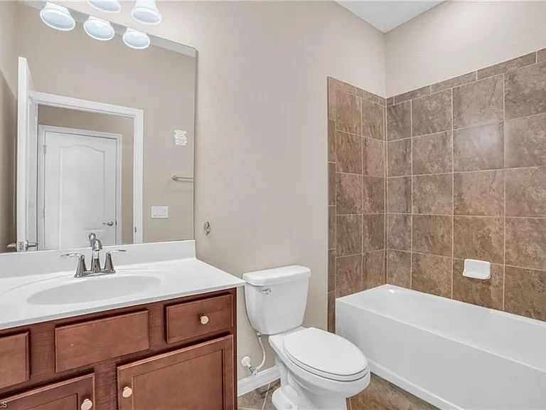 2061 Hamlin St — Photo 8
