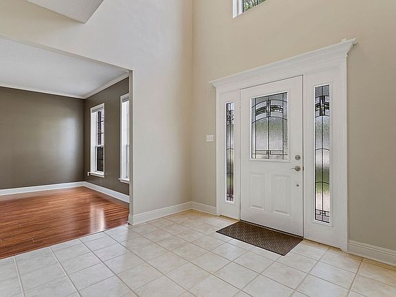 4th image of 1201 Merritt Ln