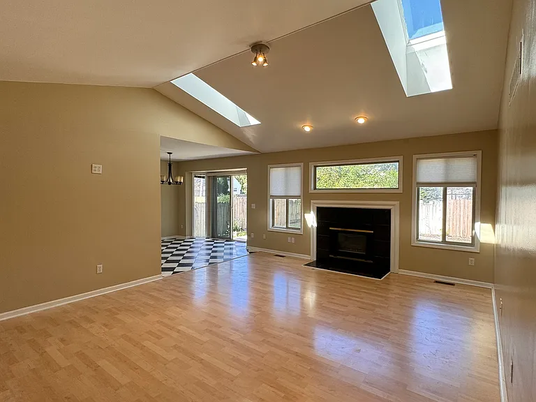 215 Cherry Dr — Photo 4