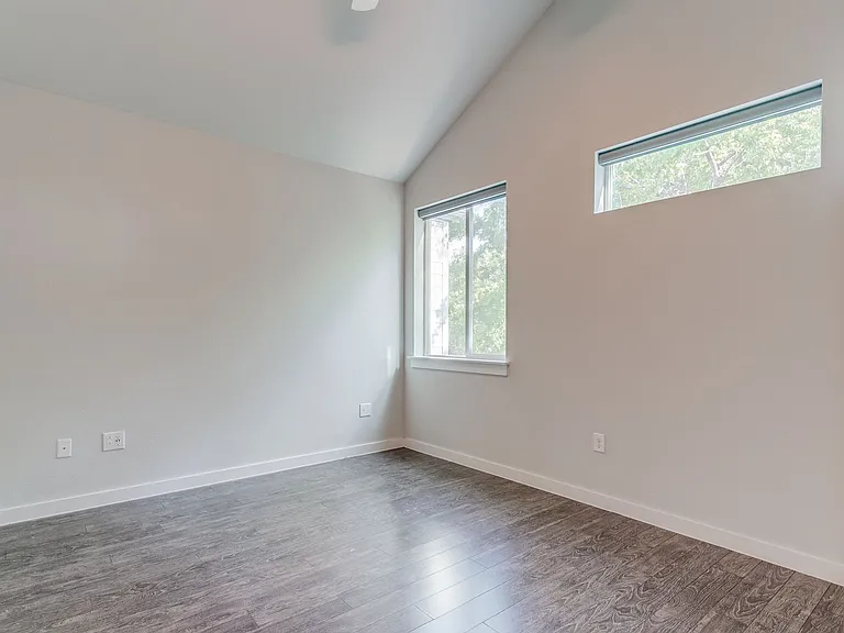 330 Clay St #24 — Photo 17