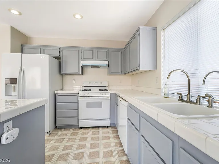 9888 Sparrow Ridge Ave — Photo 16