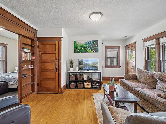 5th image of 913 22nd Ave NE