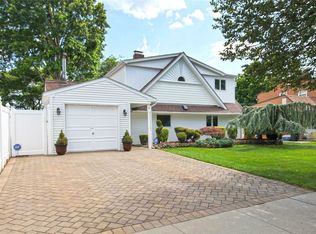 6 Tiptop Ln, Hicksville, NY