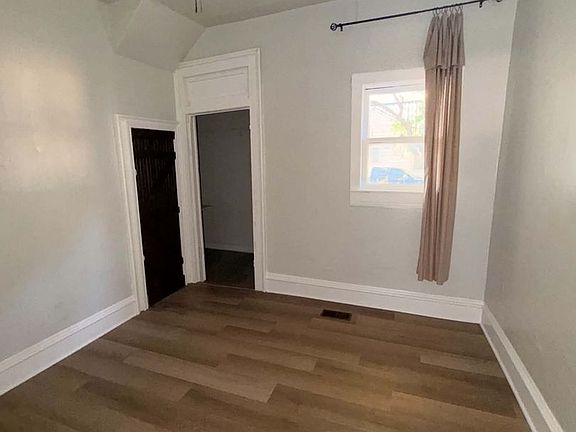 5th image of 401 E 10th St