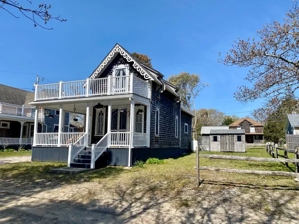 9 Brunswick Ave, Oak Bluffs, MA 02557
