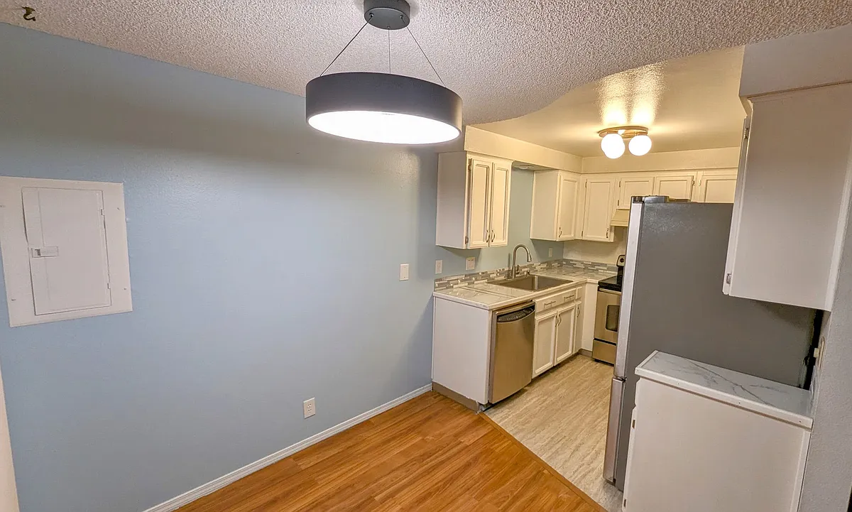 Dining area and kitchen - 617 SE 121st Ave #17