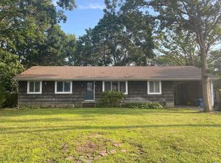 8 Eastover Rd, Sayville, NY 11782