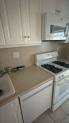 3rd image of 165 E 65th St #7