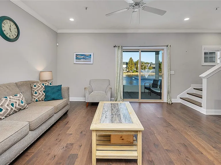 505 Mariners Cir — Photo 10