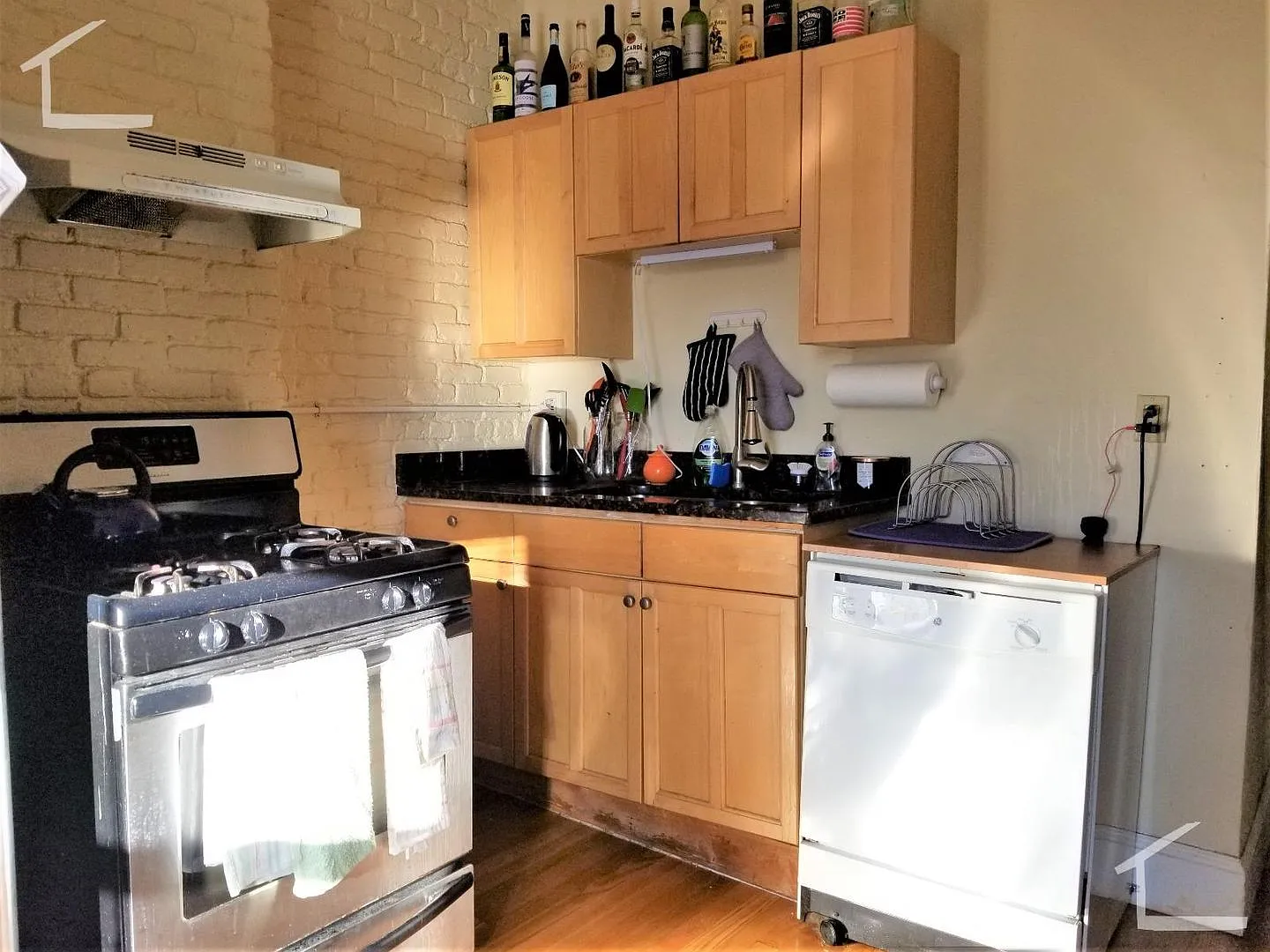 No Brokers Fee, Large Unit, Eat-in Kitchen, Stainless Steek Appliances, Laundry on a Site, Can be... — Photo 2