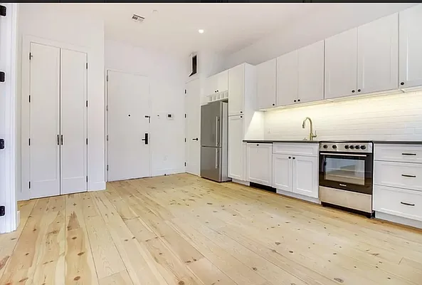 Rented by PREMIUM US INC | media 1