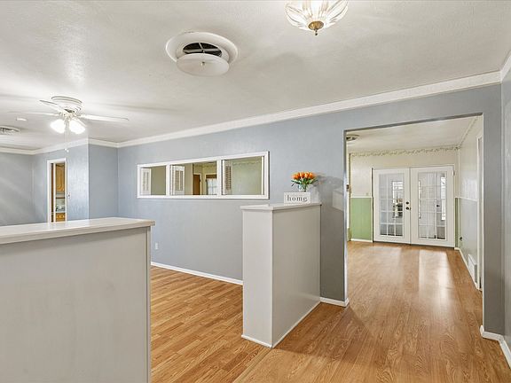 5th image of 512 Brown Trail Ct