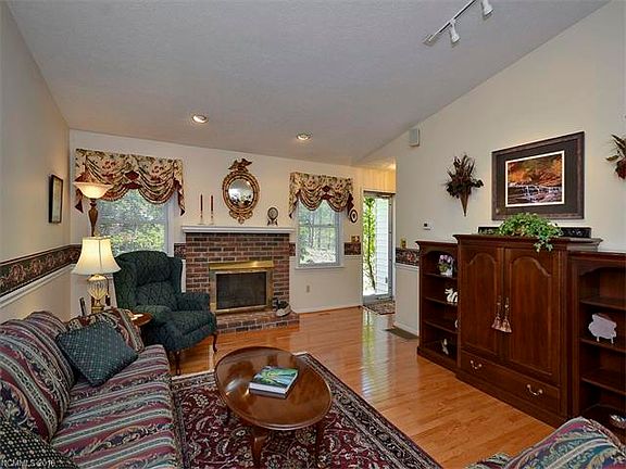 4th image of 510 Starmount Ln