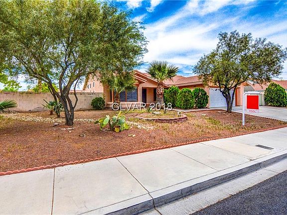 3rd image of 3030 N Torrey Pines Dr