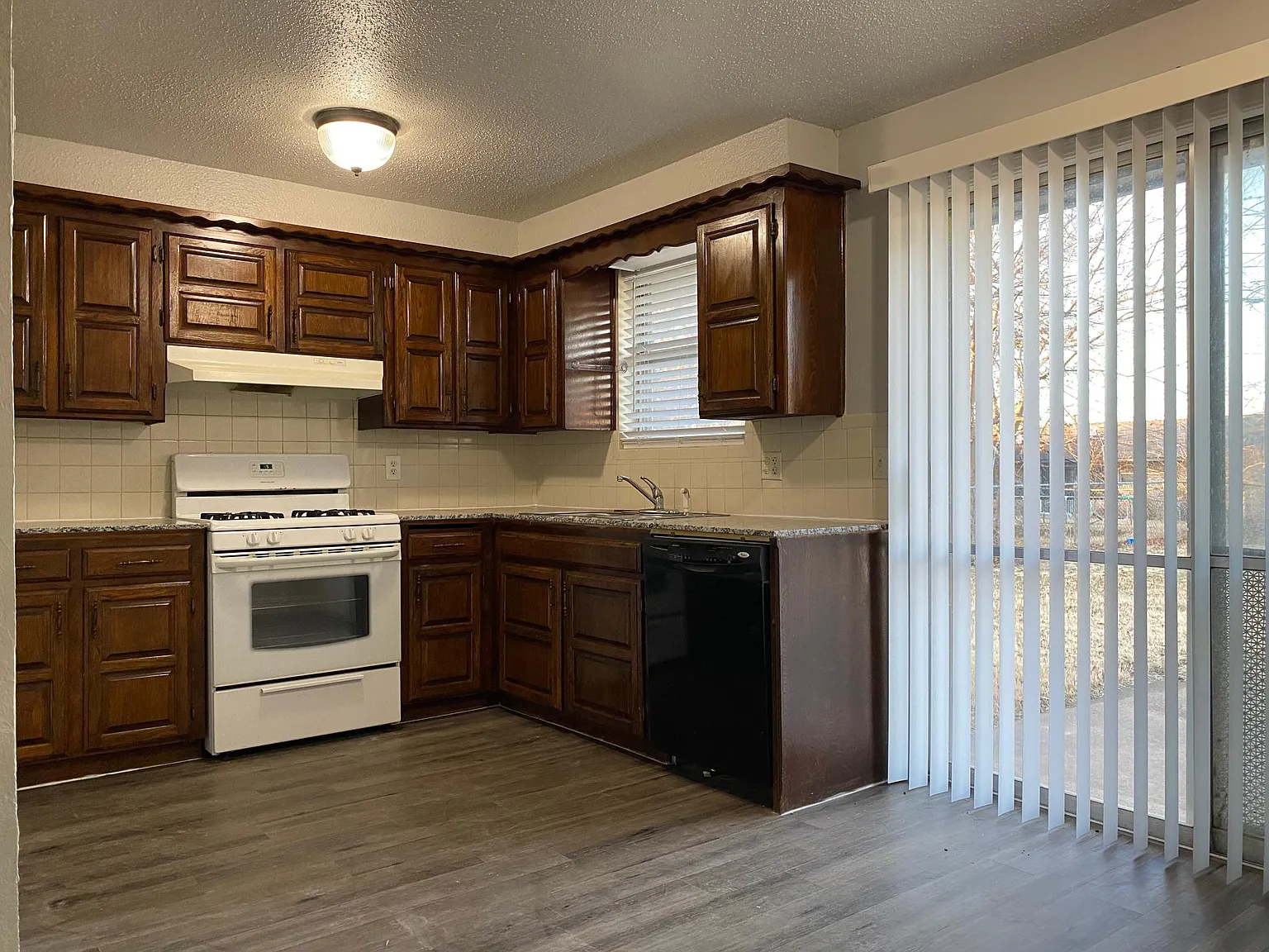 4 bed, 864 sqft, $1,195 — Photo 2