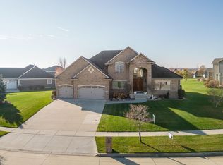 4308 Wynnewood Dr, Cedar Falls, IA 50613