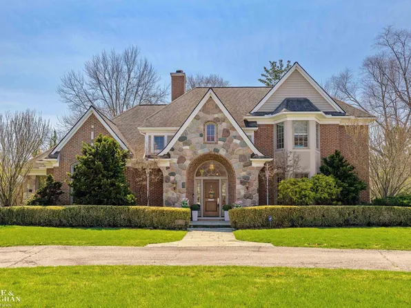 521 Oxford Rd, Grosse Pointe Woods, MI 48236