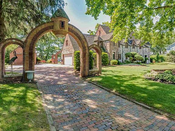 3rd image of 1449 Greenleaf Blvd