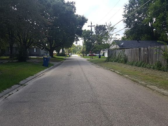 5th image of 222 Pinoak St