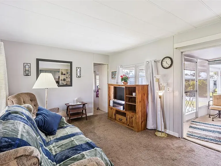 77 Wildwood Ln — Photo 6