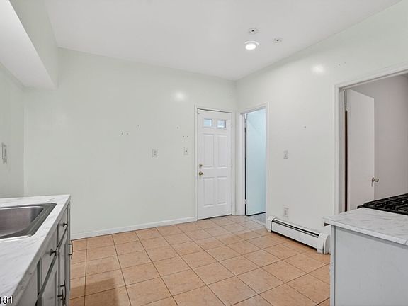 4th image of 1110 Hampton Pl