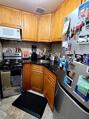3rd image of 122 W 74th St #F