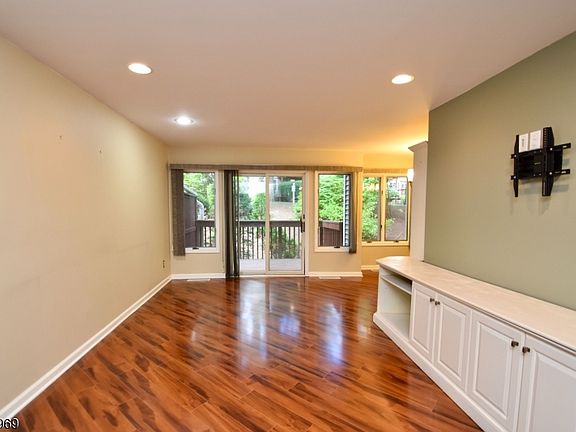 4th image of 7 Pine Hollow Ct
