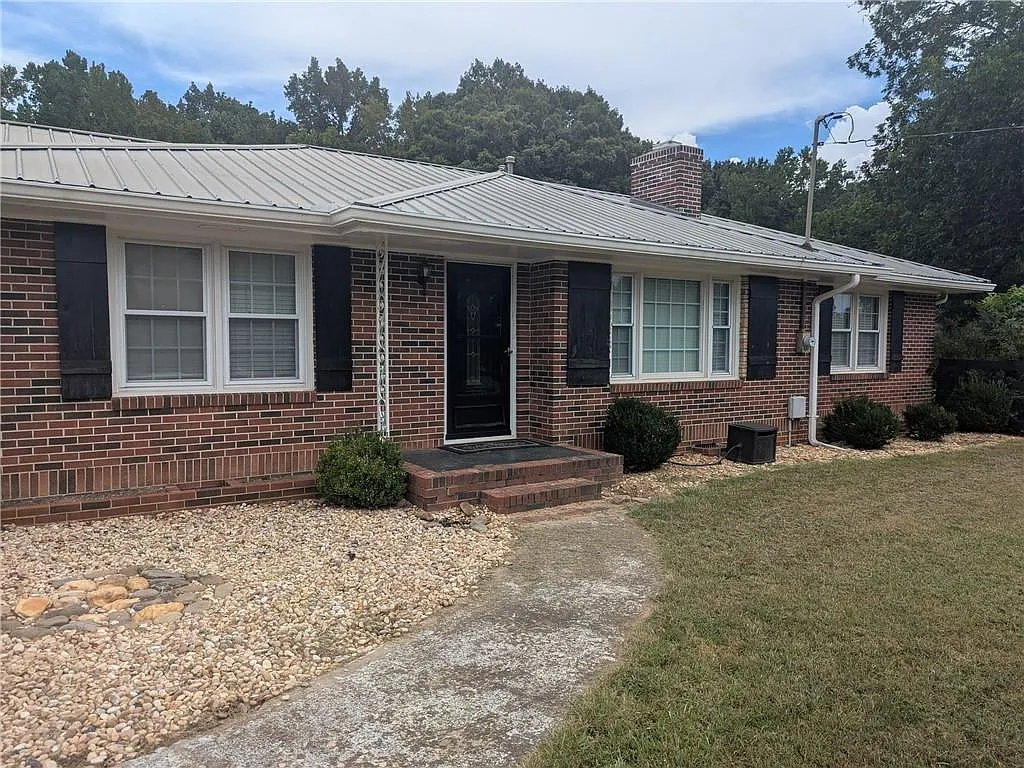 3 bed, 2.0 bath, 1773 sqft, $2,200 — Photo 4