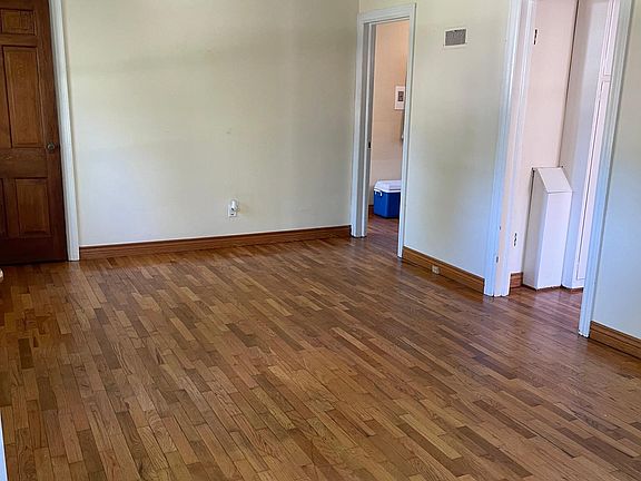 3rd image of 814 Ann St