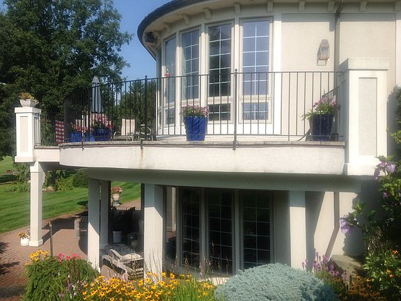 Circular deck w/windows