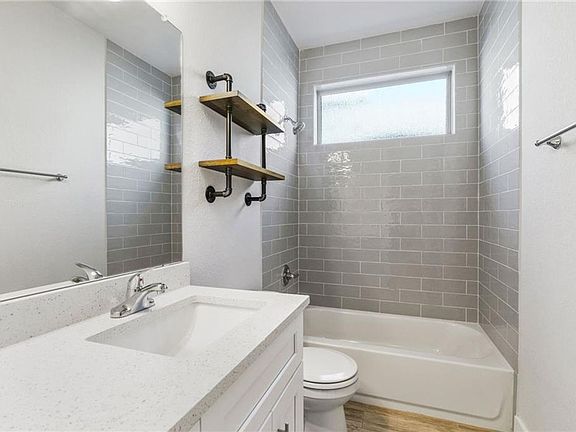 5th image of 941 Del Raphael Dr
