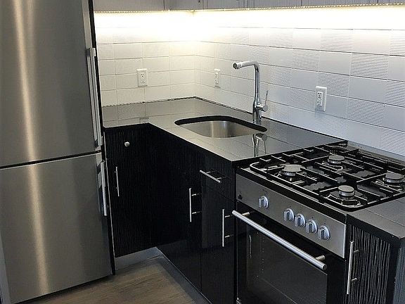 2nd image of 824 Saint Johns Pl #B2