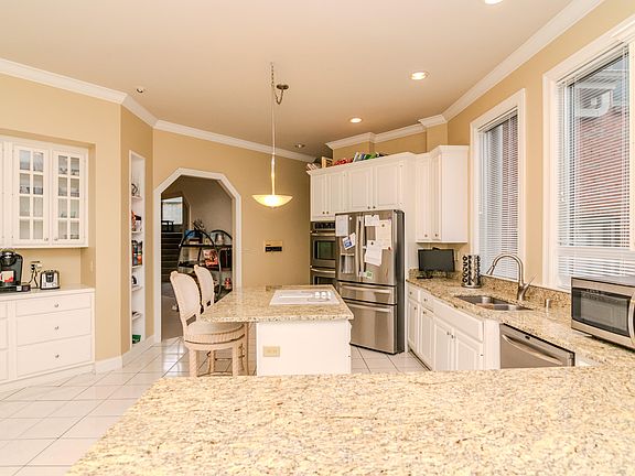 3rd image of 3421 Chestnut Hill Ln