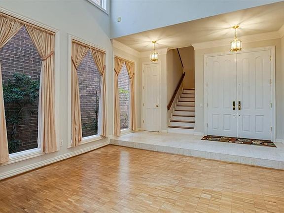 3rd image of 309 Sugarberry Cir