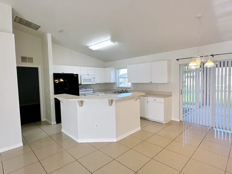 2034 NE 8th Pl — Photo 5