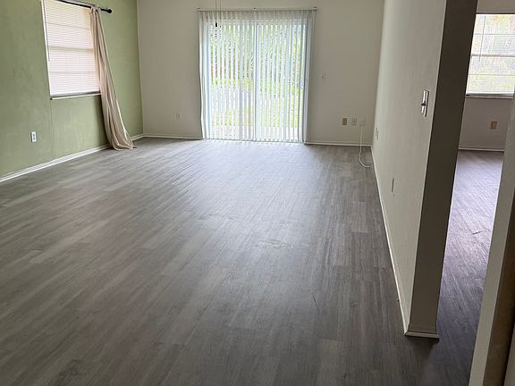 5th image of 304 Camillia Ln #A