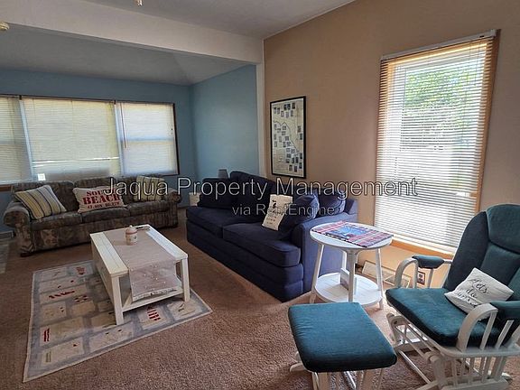 4th image of 570 Maple St
