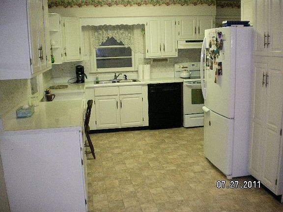 3rd image of 325 Bennett Dr