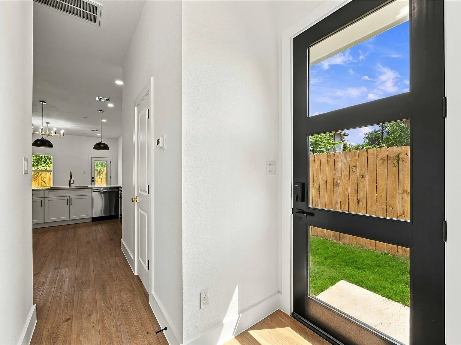 3 bed, 2.5 bath, 1523 sqft, $2,200 — Photo 3