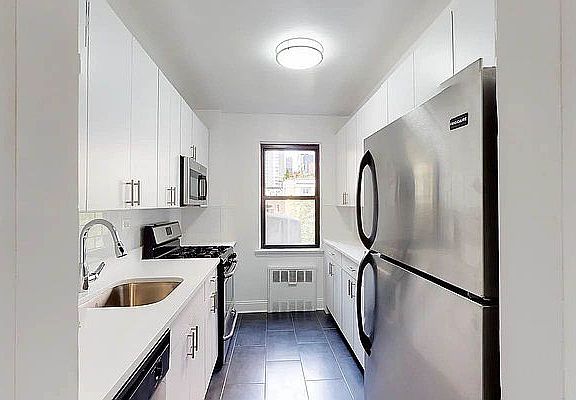 2nd image of 127 E 39th St #4Y