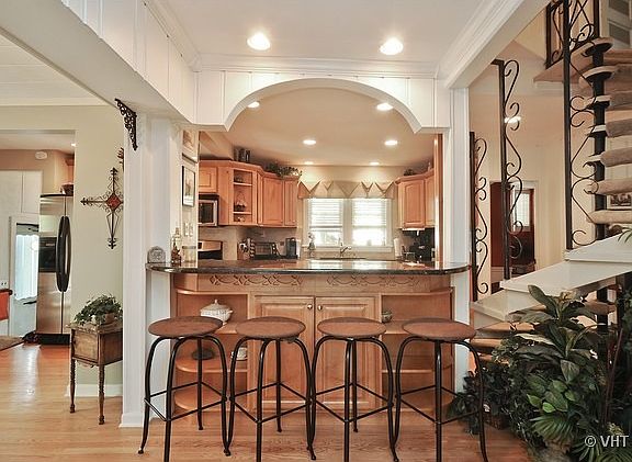 3rd image of 228 W Lincoln Ave
