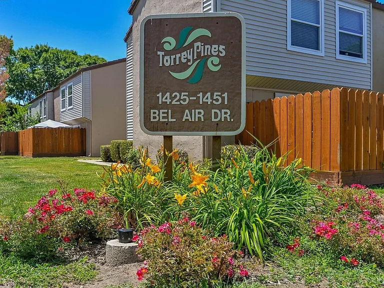 1409 Bel Air Dr #A — Photo 43