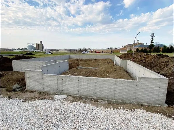 913 W 13th St, Vinton, IA 52349