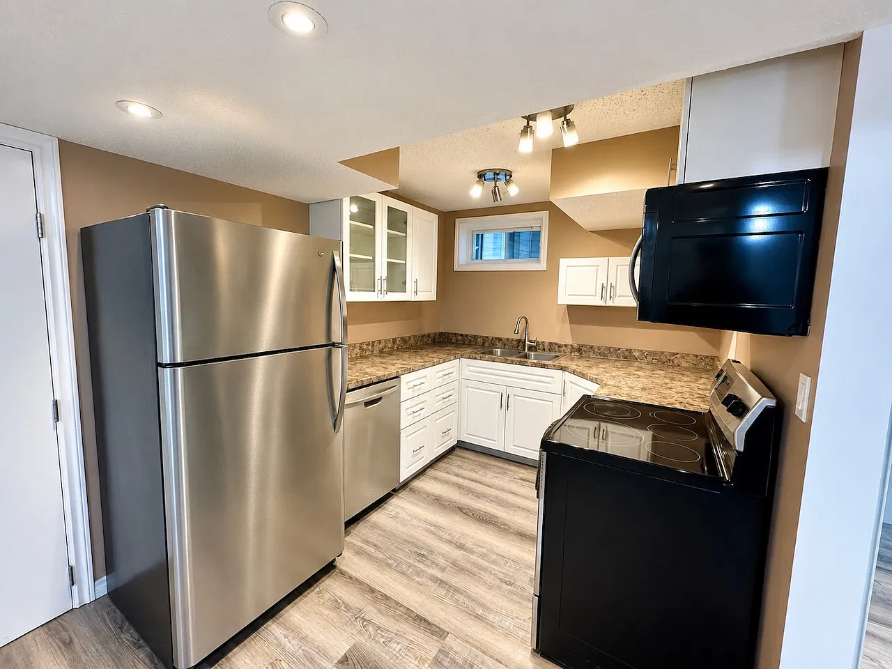 Greenview 2 Bed 1 Bath Basement Suite with Private Entrance and Parkin — Photo 3
