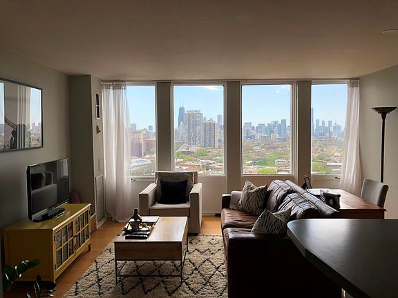 2nd image of 444 W Fullerton Pkwy APT 1807