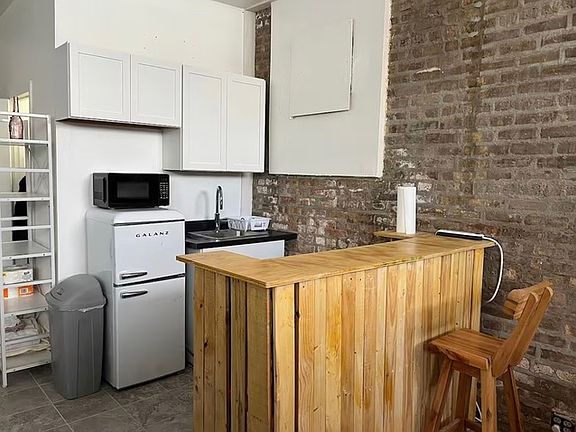 5th image of 2611 W Peterson Ave #1L